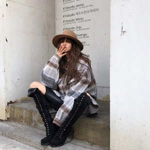 Street style εμφάνιση με καφέ μάλλινο καπέλο και καρό φανελένιο πουκάμισο τζάκετ