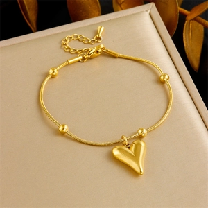 Bracelet chaîne serpent dorée minimaliste avec pendentif cœur et perles pour femme