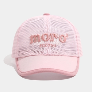 Détail de la casquette en maille rose respirante avec broderie moro en relief
