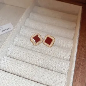 Boucles d'oreilles vintage carrées en or avec émail rouge et bordure de perles