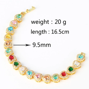 Bracciale placcato oro con pietre di zircone colorate a forma di cuore su sfondo bianco