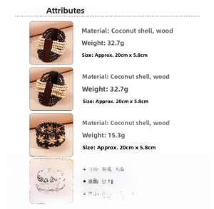 Détails de bracelets boho en noix de coco et bois montrant textures et dimensions