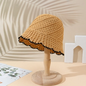 Chapeau cloche respirant en lin de coton kaki avec bordure ondulée noire sur support