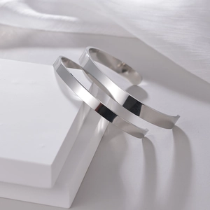Bracelets joncs ouverts en forme de C en acier inoxydable argenté sur support géométrique