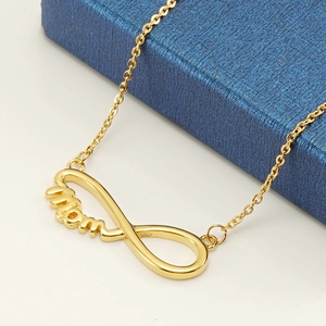 Collier Maman en acier inoxydable doré avec symbole infini sur boîte à bijoux
