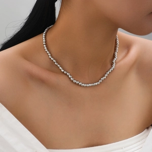 Elegante silberne Perlenkette für Damen im minimalistischen Choker-Stil Design
