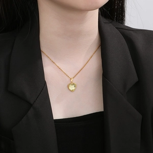 Detailaufnahme einer 18K vergoldeten Halskette mit gelbem Zirkonia-Herzanhänger im Schliff