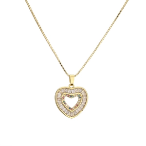 Collana con pendente a cuore dorato con zirconi baguette e pietre colorate su catena box