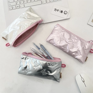 Trousses matelassées à motifs de nœuds en blanc, rose et argent avec fermetures éclair