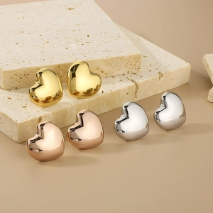 Three pairs of heart-shaped hollow stud earrings in gold, rose gold and silver finish