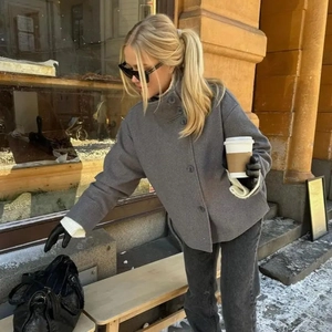 Chic manteau court en laine gris foncé avec col montant et boutonnage simple style urbain