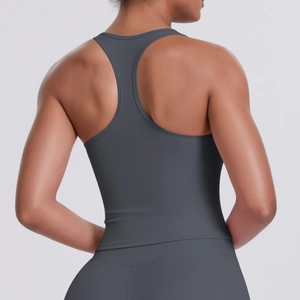 Détail du dos nageur sur le débardeur de yoga gris foncé hautement élastique