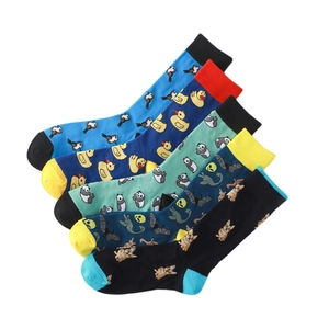 Vue à plat de cinq paires de chaussettes avec motifs d'animaux et de dessins animés