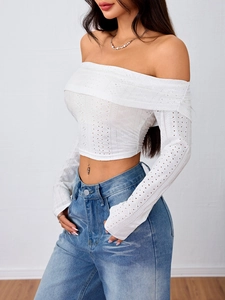Witte crop top met blote schouders, lange mouwen en delicaat opengewerkt borduurwerk
