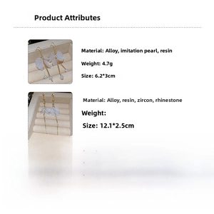 Vue détaillée des boucles d'oreilles pétales en acrylique avec glands en zircone