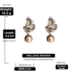 Detail view of pearl flower earrings with size dimensions and 925 silver needle marks