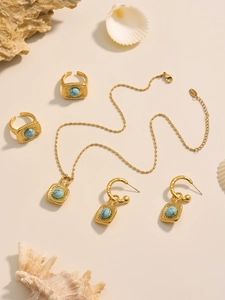 Detailsatz aus vergoldetem Edelstahl-Schmuck mit Türkissteinen und Korallendekor