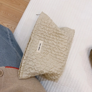 Trousse à maquillage minimaliste beige plissée avec fermeture éclair et étiquette simple