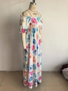 Détails des manches bouffantes et de l'imprimé floral sur la robe d'été blanche