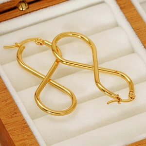 Boucles d'oreilles chic en acier inoxydable plaqué or 18 carats sur plateau bijoux