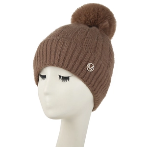 Bonnet en tricot marron avec pompon en fourrure et logo M en strass sur tête de mannequin