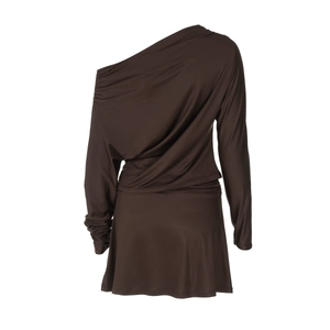 Détails d'une robe marron foncé à épaules dénudées avec tissu froncé et drapé élégant