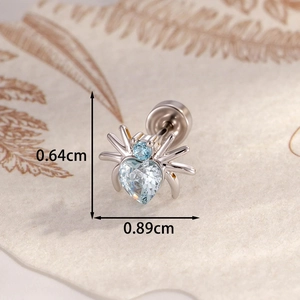 Orecchino a cartilagine a ragno in argento con zircone azzurro a forma di cuore