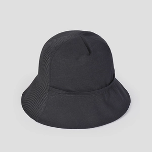 Dettaglio cappello da sole in lino nero con pannelli in rete e cuciture rifinite
