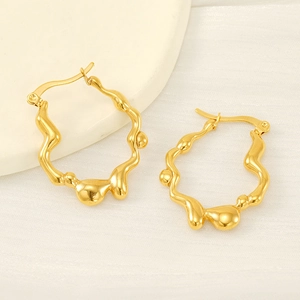 Boucles d'oreilles créoles irrégulières dorées 18K avec texture de métal liquide