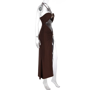 Détail de la taille évidée avec boucle métallique sur robe longue marron fendue