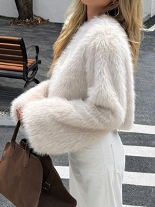 Elegante giacca corta in ecopelliccia bianco panna con maniche a campana stile street style
