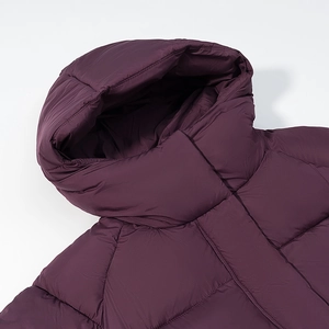 Piumino con cappuccio viola scuro da donna con vestibilità ampia e finitura lucida calda