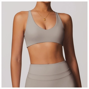 Gros plan sur la brassière de yoga col en V en tissu mat taupe haute élasticité