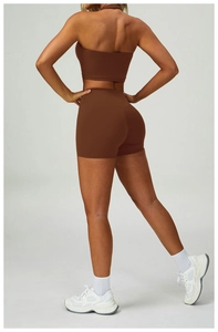 Vue arrière de la brassière de sport dos nu et du short taille haute marron foncé