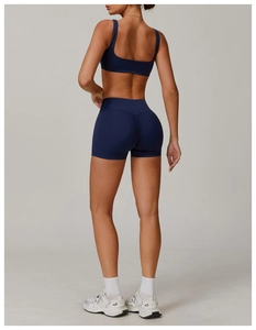 Vue arrière de l'ensemble de sport bleu marine sans couture avec short effet galbant