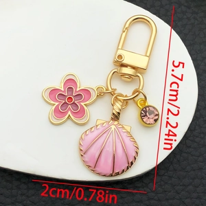 Porte-clés métal fleur et coquillage rose avec dimensions de 5,7cm de longueur