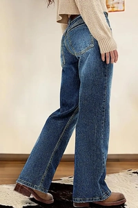Zijaanzicht van een donkerblauwe jeans met hoge taille en rechte pijpen op een model binnen