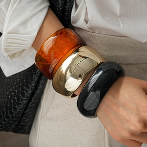 Retro resin and gold metal wide bangles set featuring amber tortoiseshell and black finish