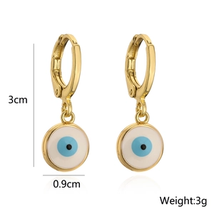 Detailaufnahme der 18K vergoldeten Evil Eye Ohrringe mit Maßen und Abmessungen
