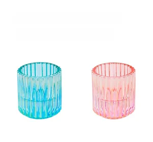 Detailansicht der irisierenden Glas-Kerzenhalter mit Rillenmuster in Blau und Orange