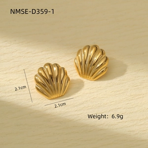 Elegante gouden schelp oorknoppen van roestvrij staal met een getextureerd zee-ontwerp