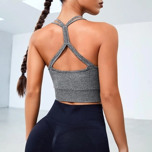 Détail du soutien-gorge de sport gris chiné avec dos croisé ajouré et texture côtelée