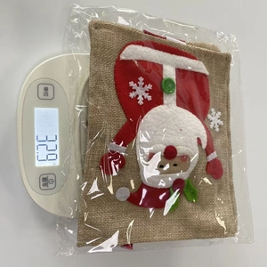 Misurazione del peso di 32,9g per un sacchetto regalo di Natale in lino ricamato