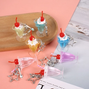 Miniatur-Eisbecher-Schlüsselanhänger mit Sternverschluss und kleinem Metalllöffel