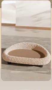 Dettaglio di un grande letto per gatti in sisal da 61 cm con bordi in peluche e piedini neri
