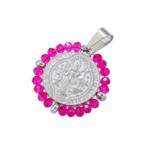 Dettaglio della medaglia di San Benedetto in argento con perle rosa e scritte incise