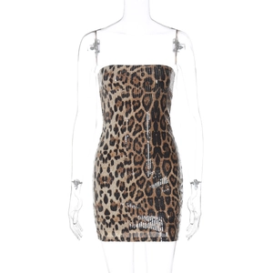 Détail de la robe bustier à paillettes léopard avec texture brillante et coupe ajustée