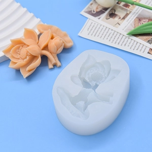 Moule en silicone lotus avec décor en résine rose fini sur fond bleu clair