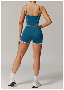 Vue détaillée du dos de l'ensemble de yoga bleu paon avec liseré blanc et crop top court