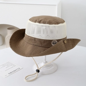 Detalle de sombrero para sol con malla transpirable y parche de cara sonriente